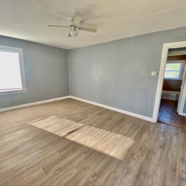 Building Photo - Handyman Special $0 First Month's Rent / $0 Deposit at move-in “You fix, you SAVE BIG!!” Contact ...