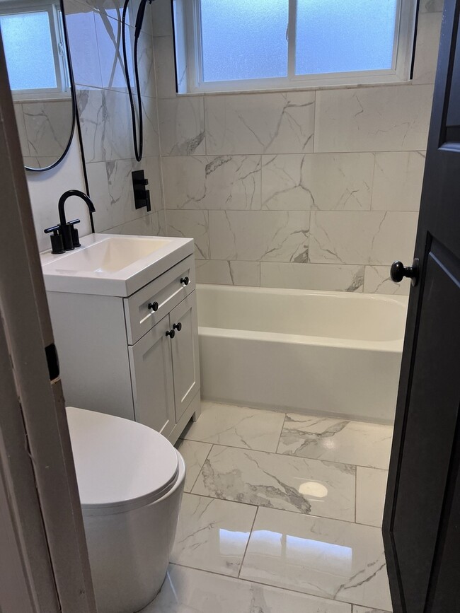 Building Photo - 2200 Old Glenview Rd