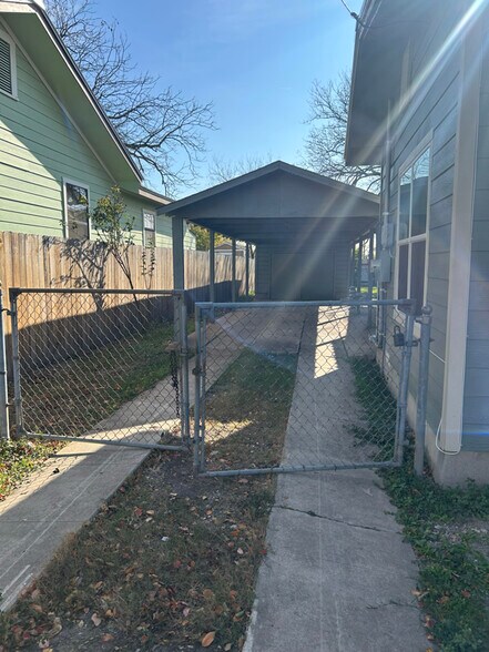 Building Photo - 3224 W Houston St