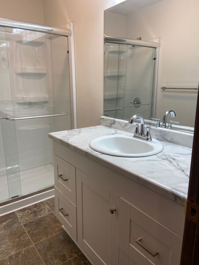 Building Photo - Like new, ranch home near Bass Pro, fully renovated interior,