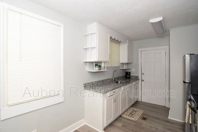 Building Photo - 1549 Heath St