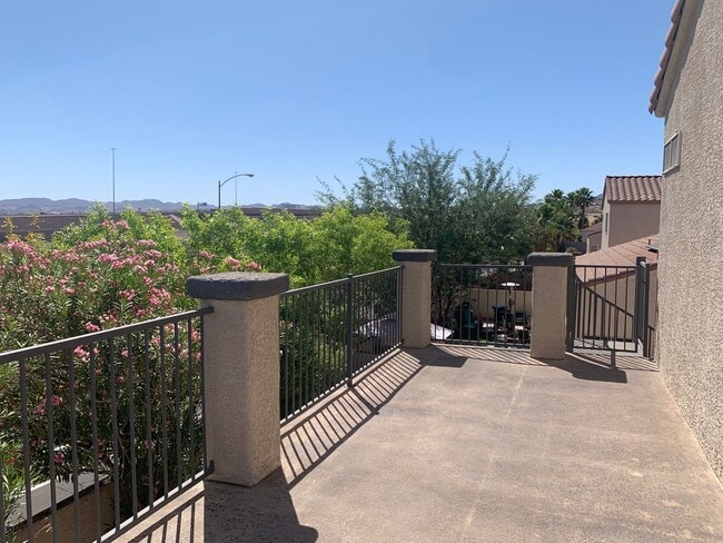 Building Photo - SPACIOUS & ELEGANT LIVING IN THIS GATED HE...