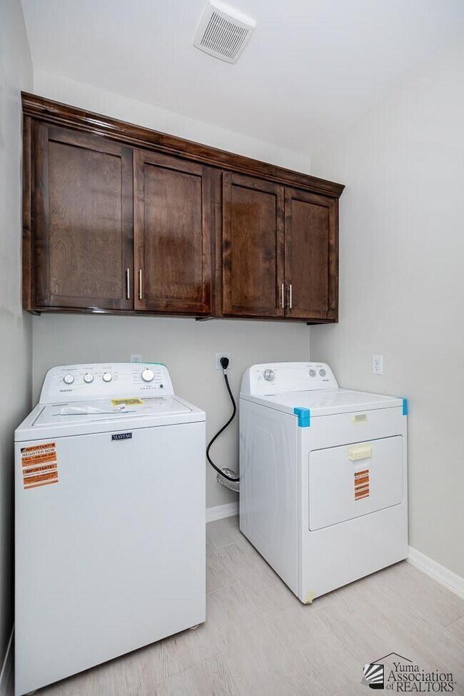 Building Photo - 10688 E 45th St