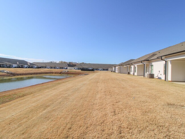 Building Photo - Lovely townhome between Athens and Madison!