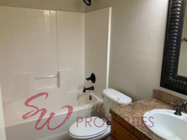 Building Photo - Beautiful 3 Bed / 2 Bath Home in Golf Course Community