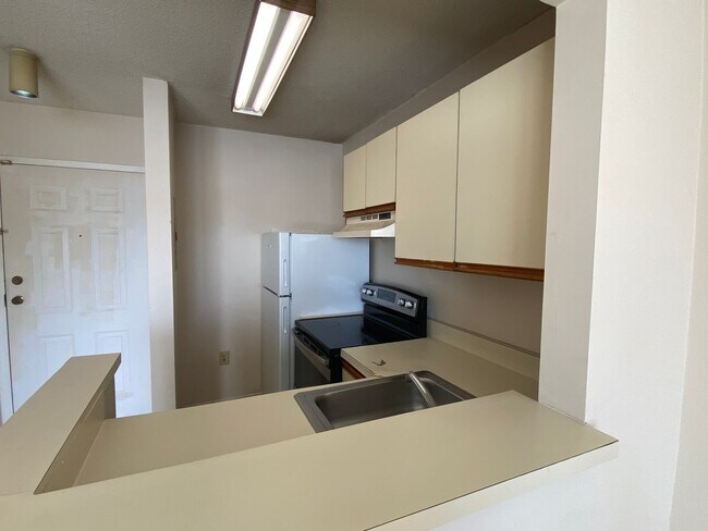 Building Photo - 1600 Park Cir