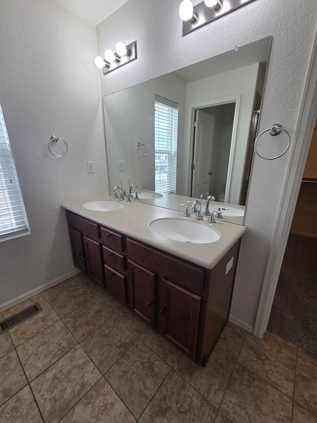 Building Photo - Beautiful 4-Bed, 3.5-Bath Home with Mountain Views on Quiet Cul-de-Sac