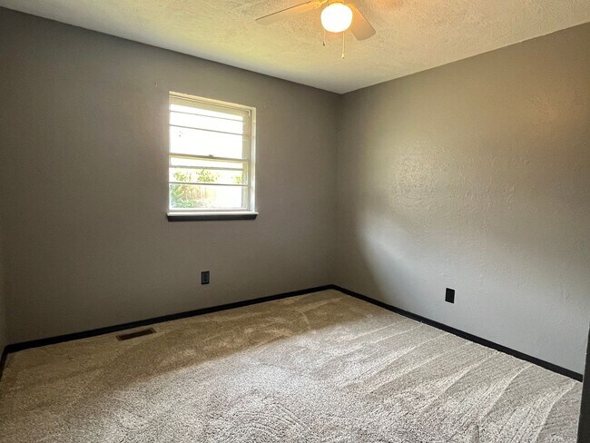 Building Photo - Charming 3 Bed 2 Bath!!