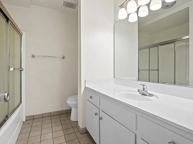 Building Photo - 433 Kelton Ave