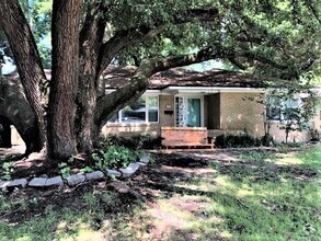 Building Photo - Updated Broadmoor Home!!