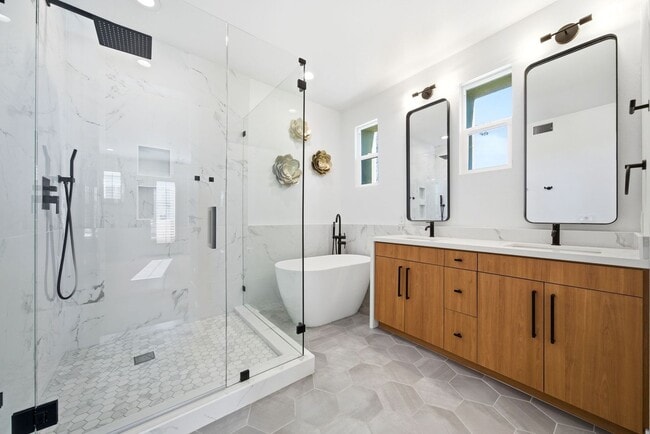 Building Photo - Designer-Upgraded Condo with Loft in Prime Location!