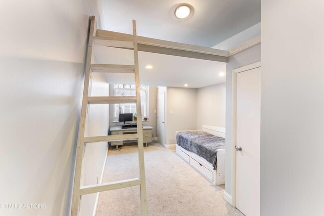 Building Photo - 523 N Bertrand St