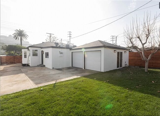 back of duplex - 1593 Yosemite Dr