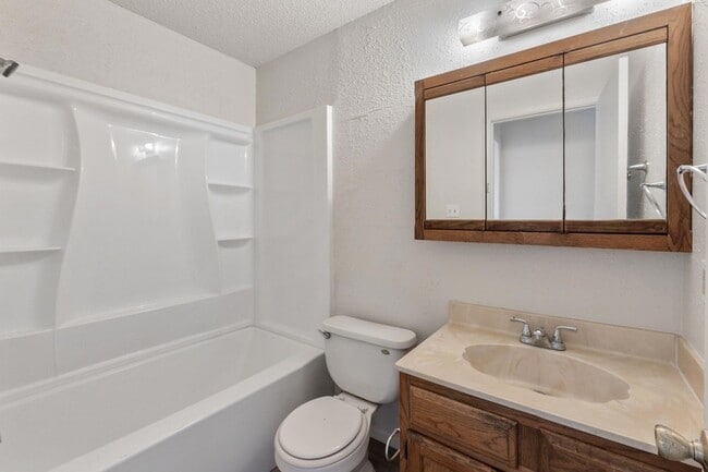 Building Photo - 1402 Oakmeadows Cove