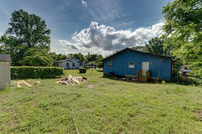 Building Photo - 1010 N Hickory St