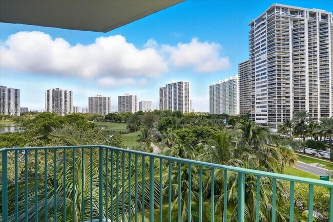 Building Photo - 20000 E Country Club Dr