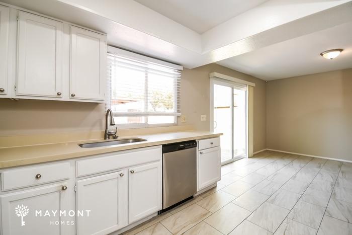 Building Photo - 2108 E Villa Ct