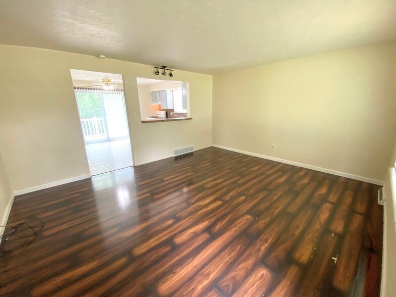 Building Photo - 1827 Thackeray Ave NW