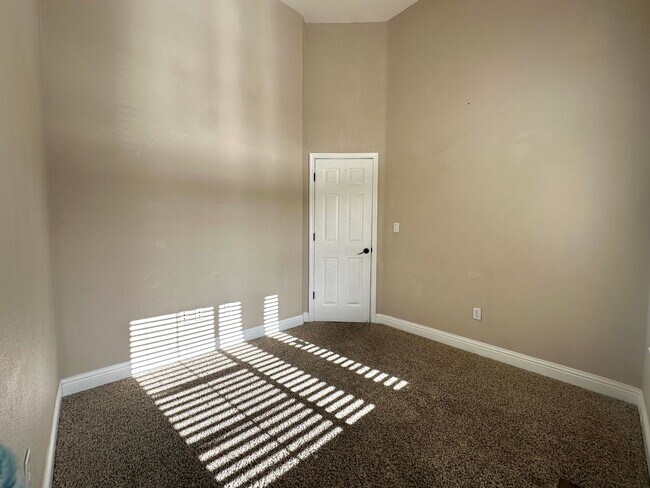 Building Photo - Gorgeous 4 Bed, 2 Bath in Shadow Lakes with SOLAR!