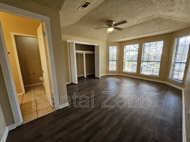 Building Photo - 1405 Paintbrush St