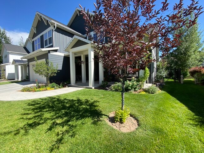 Building Photo - 530 Craftsman Way