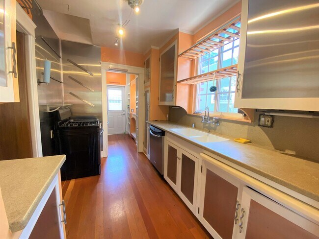 Building Photo - CHARMING! BACKYARD OASIS! REAL HARDWOOD FLOORS! FULL SIZED WASHER/DRYER! OFF OF ADAMS AVE!