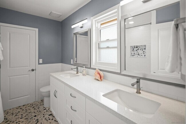 Building Photo - 1040 Alameda Blvd