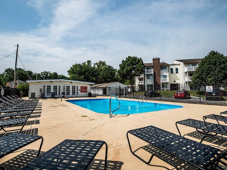 Cool Off at the Sparkling Swimming Pool - Centre Ridge