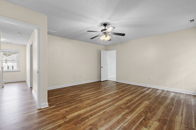 Building Photo - 4 Bedroom 2.5 Bathroom located in Creeks Edge
