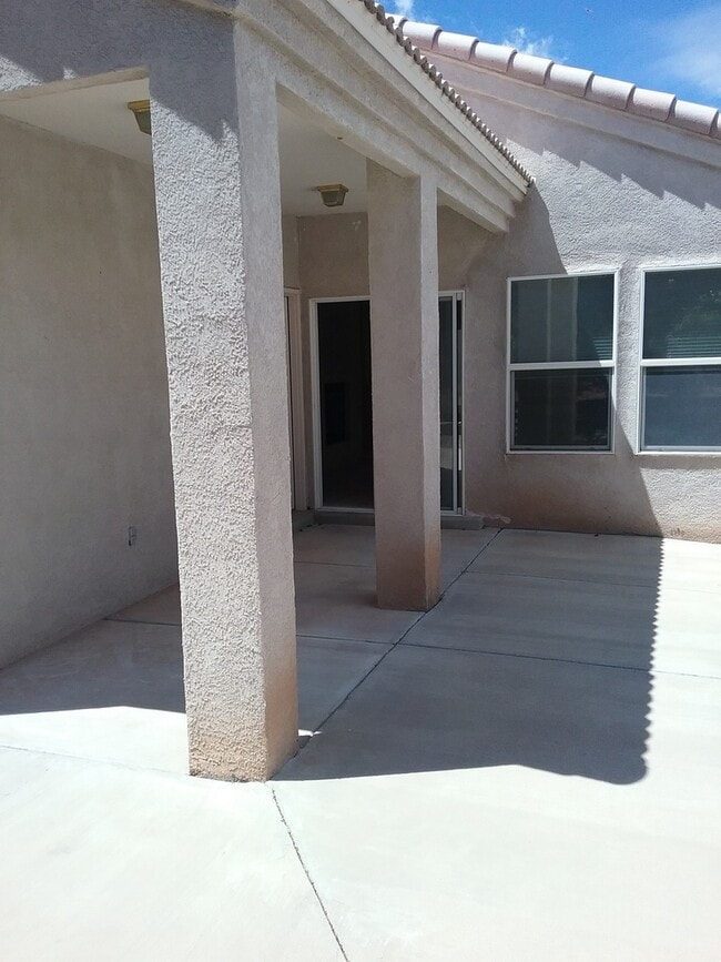 Building Photo - One Story 3 Bedroom