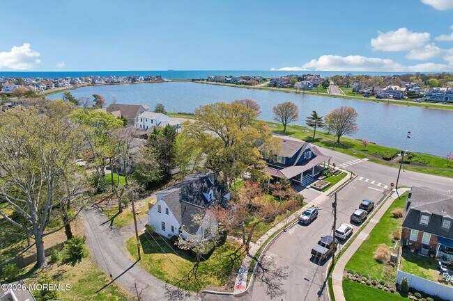 Building Photo - 1850 Fernwood Rd