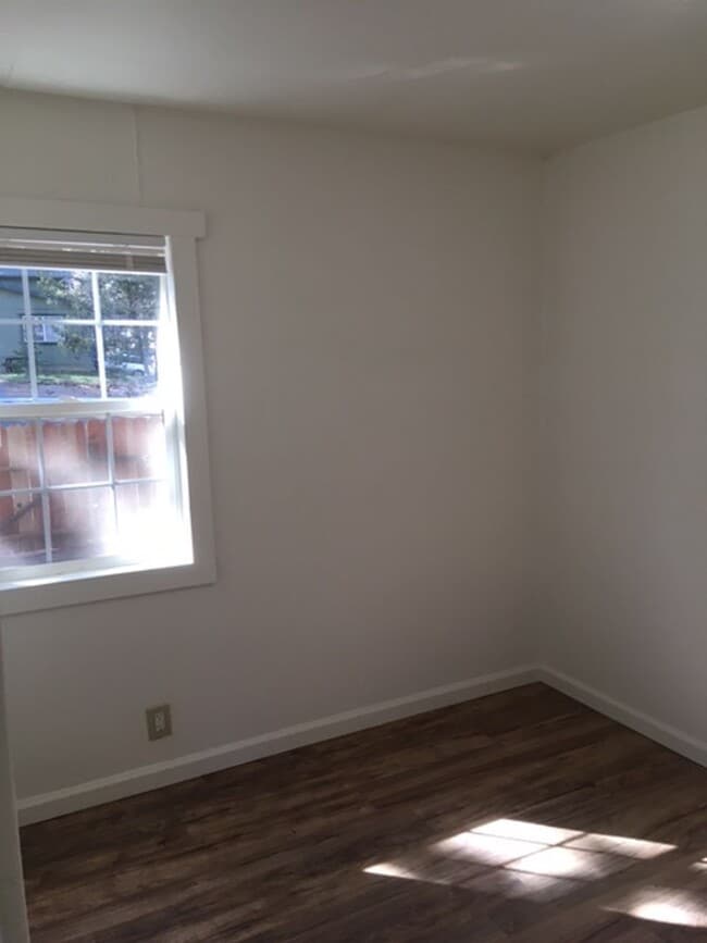 Building Photo - 1103 Sierra Blvd