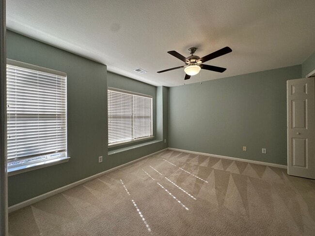 Building Photo - Townhome in a great location!