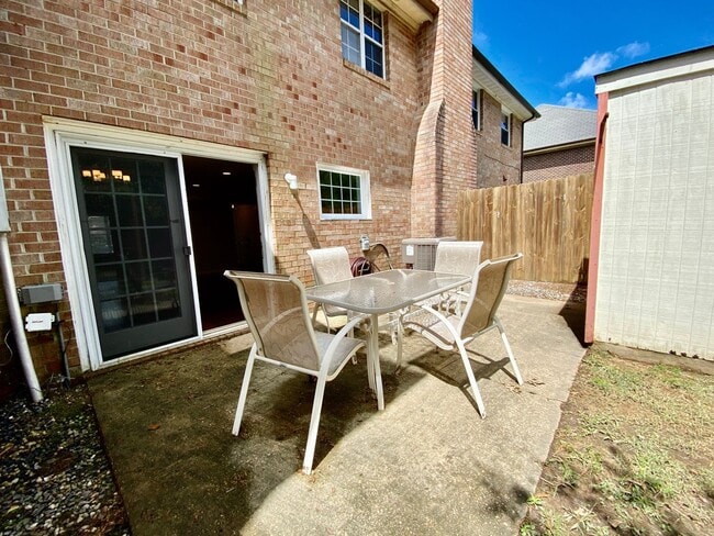 Building Photo - Amazing 3 Bedroom Townhome with Fenced Bac...