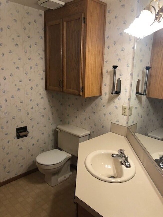 Building Photo - Well Maintained Three Bedroom Home in South Salem
