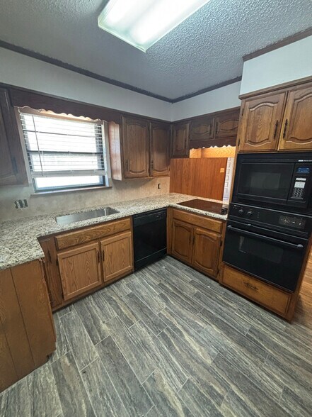 Building Photo - 1931 Post Oak Dr