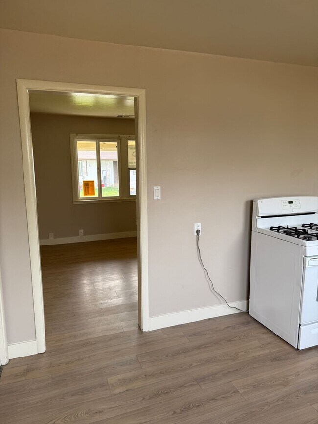 Building Photo - Edi2324/Jill2343