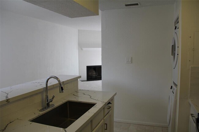 Building Photo - 11201 Lynbrook Dr