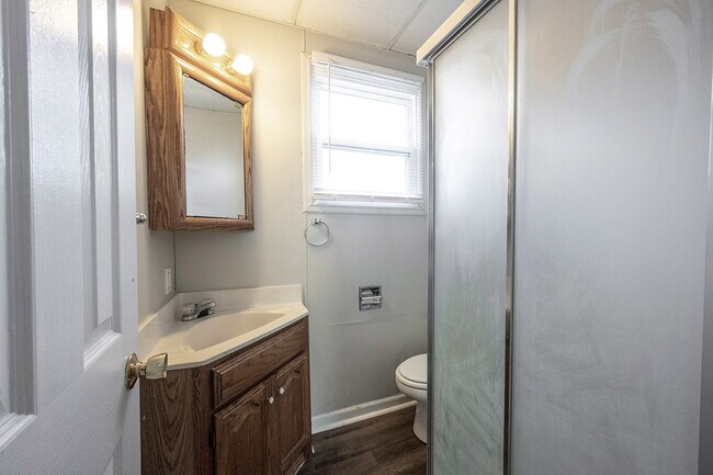 Building Photo - "Charming 3-Bed, 2-Bath Gem on E 35th St w...