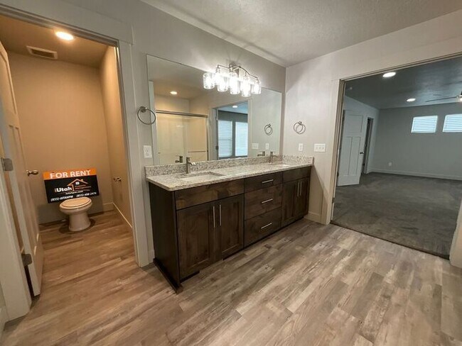 Building Photo - 3 bedroom 2 1/2 bath townhome