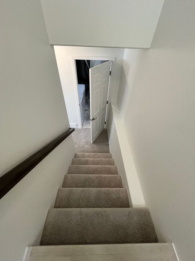 Building Photo - 3 Bed 3 Bath Townhome