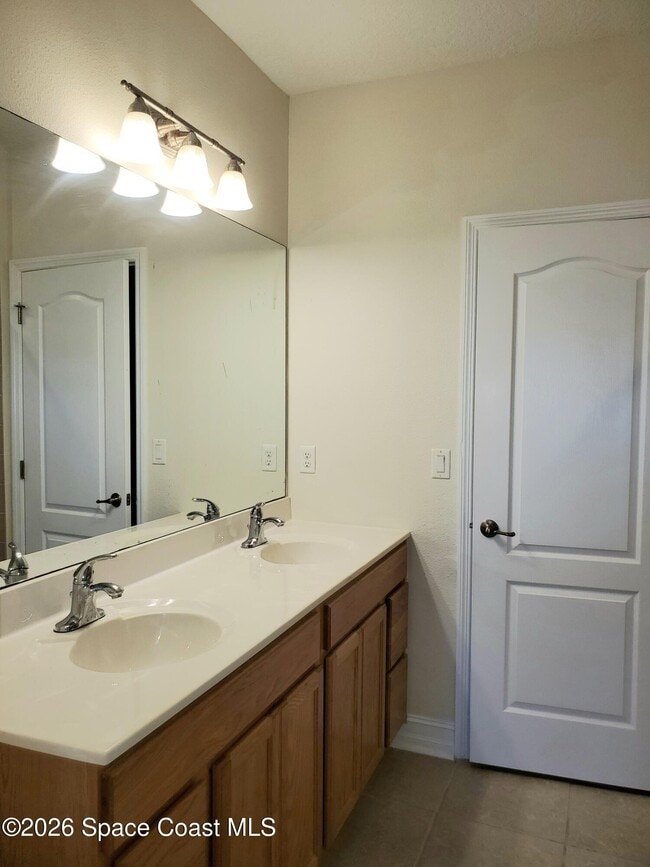 Building Photo - 1045 Venetian Dr