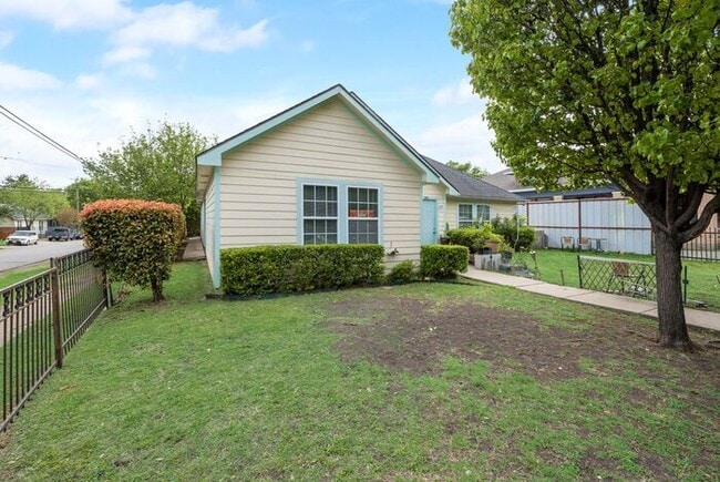 Building Photo - East Dallas Duplex