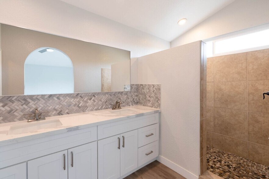 Building Photo - 4744 Golden Ridge Dr