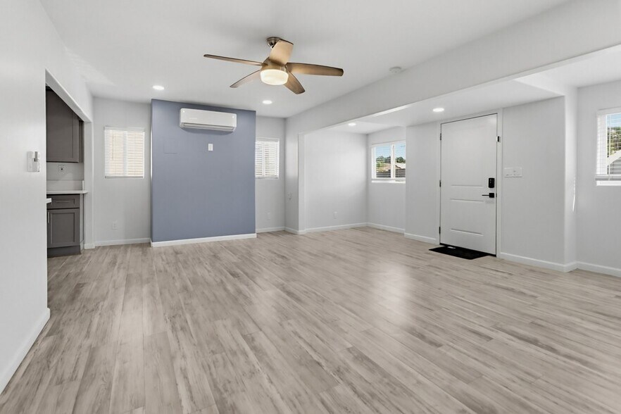 Living room - 9234 -9236 Winter Gardens Blvd