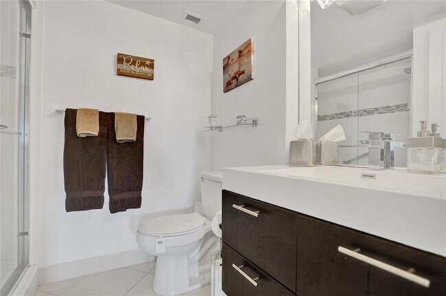 Building Photo - 1150 Hillsboro Mile Unit 1016