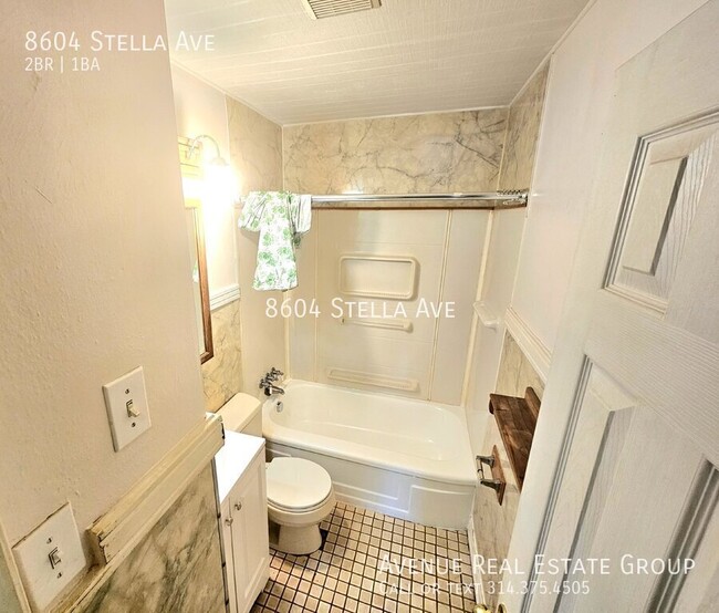 Building Photo - Charming 2-Bed Oasis with Spacious 1420 Sq...