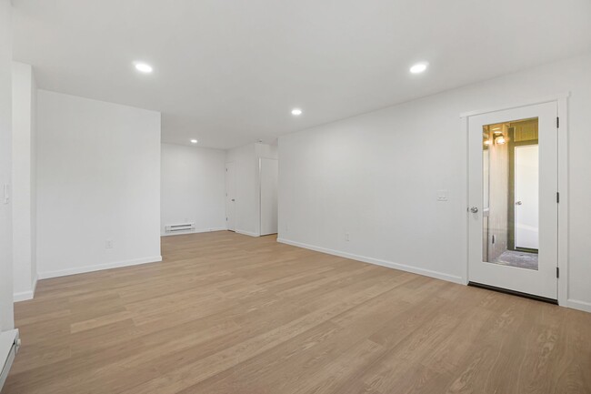 Building Photo - Cute 2 bedroom, 2 bath Condo for rent in R...