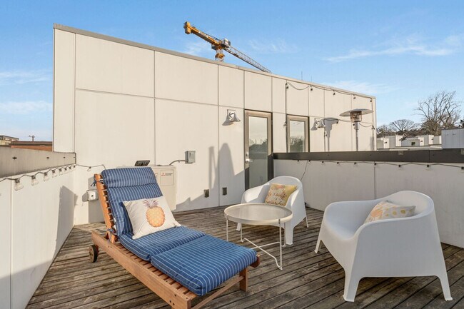 Building Photo - 1215 E Union St