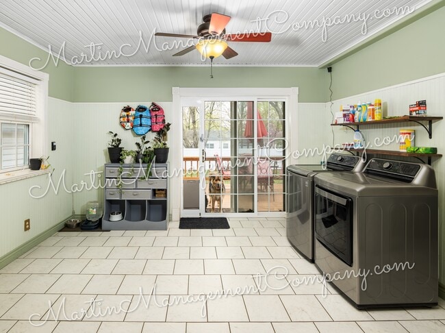 Building Photo - 906 S Barrett Ave